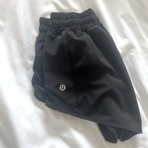 lululemon hotty hot shorts 2.5”